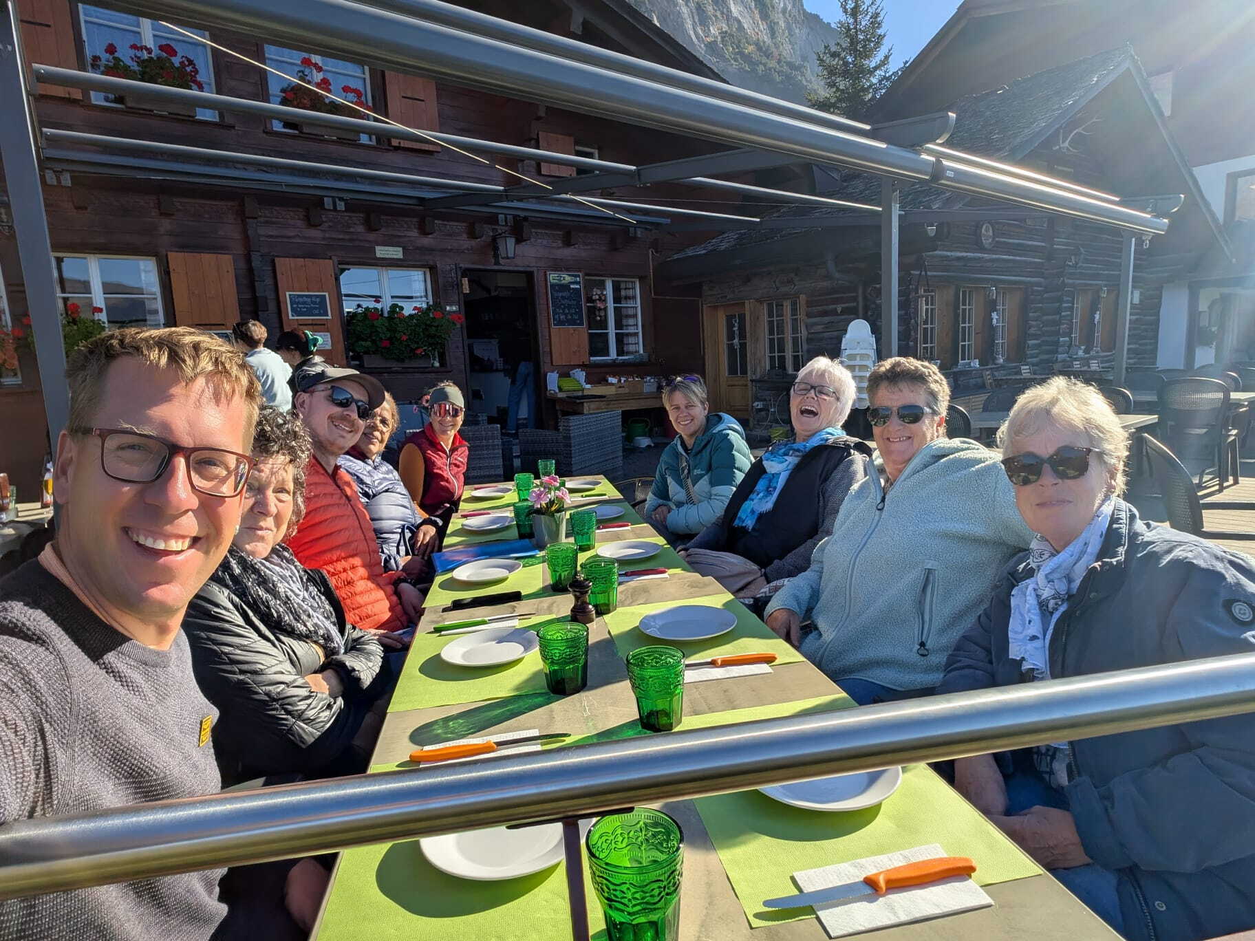 gruppenfoto_beim_apero.jpg